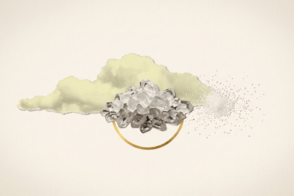 Paper-collage illustration of a pale yellow-green chlorine cloud meeting a heap of clear sodium thiosulfate crystals and breaking up into white salt grains, the reaction behind the 1915 Hypo helmet